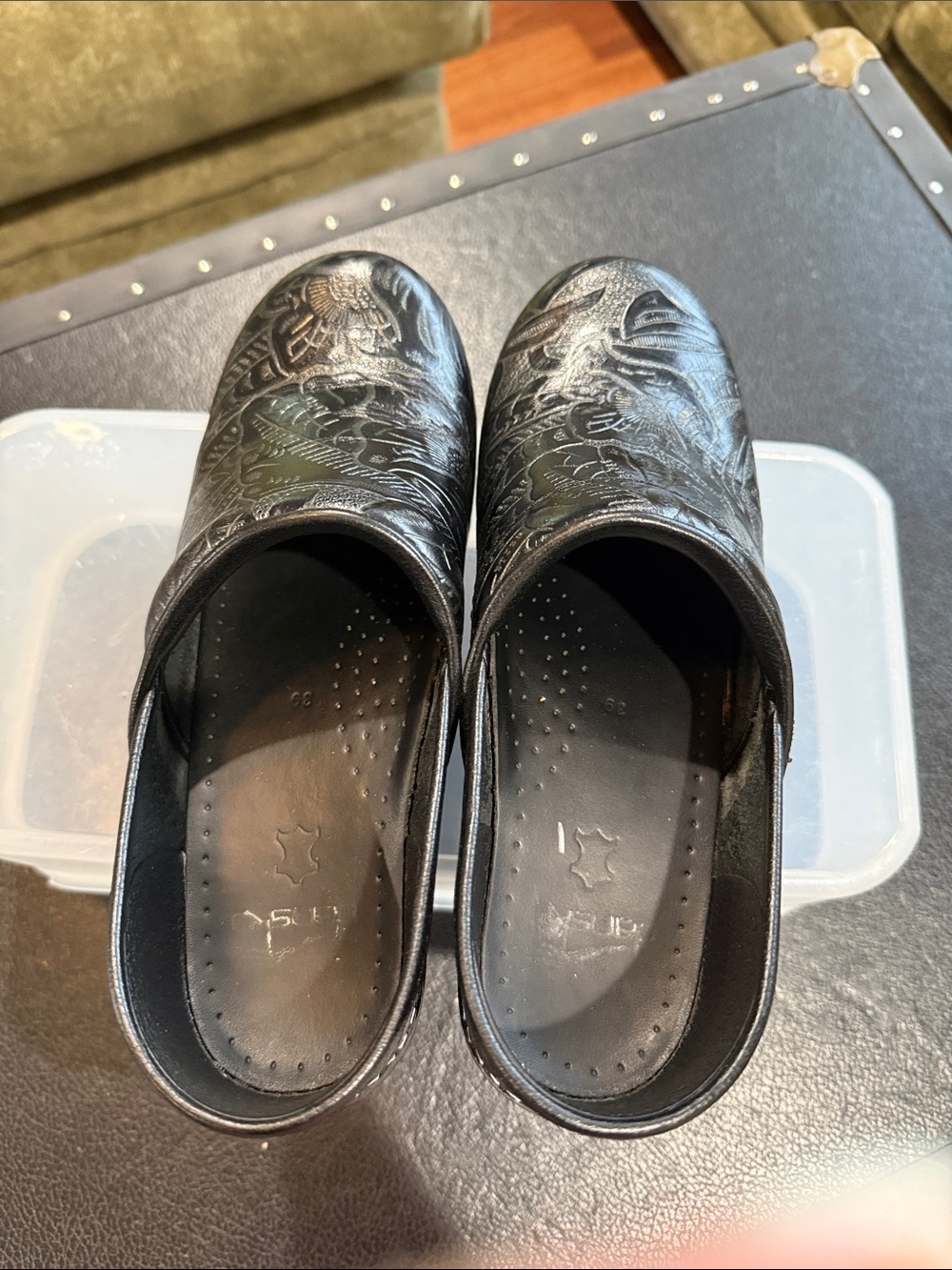 Dansko Black Embossed Floral Tooled Leather Clogs 39 - Picture 8 of 11
